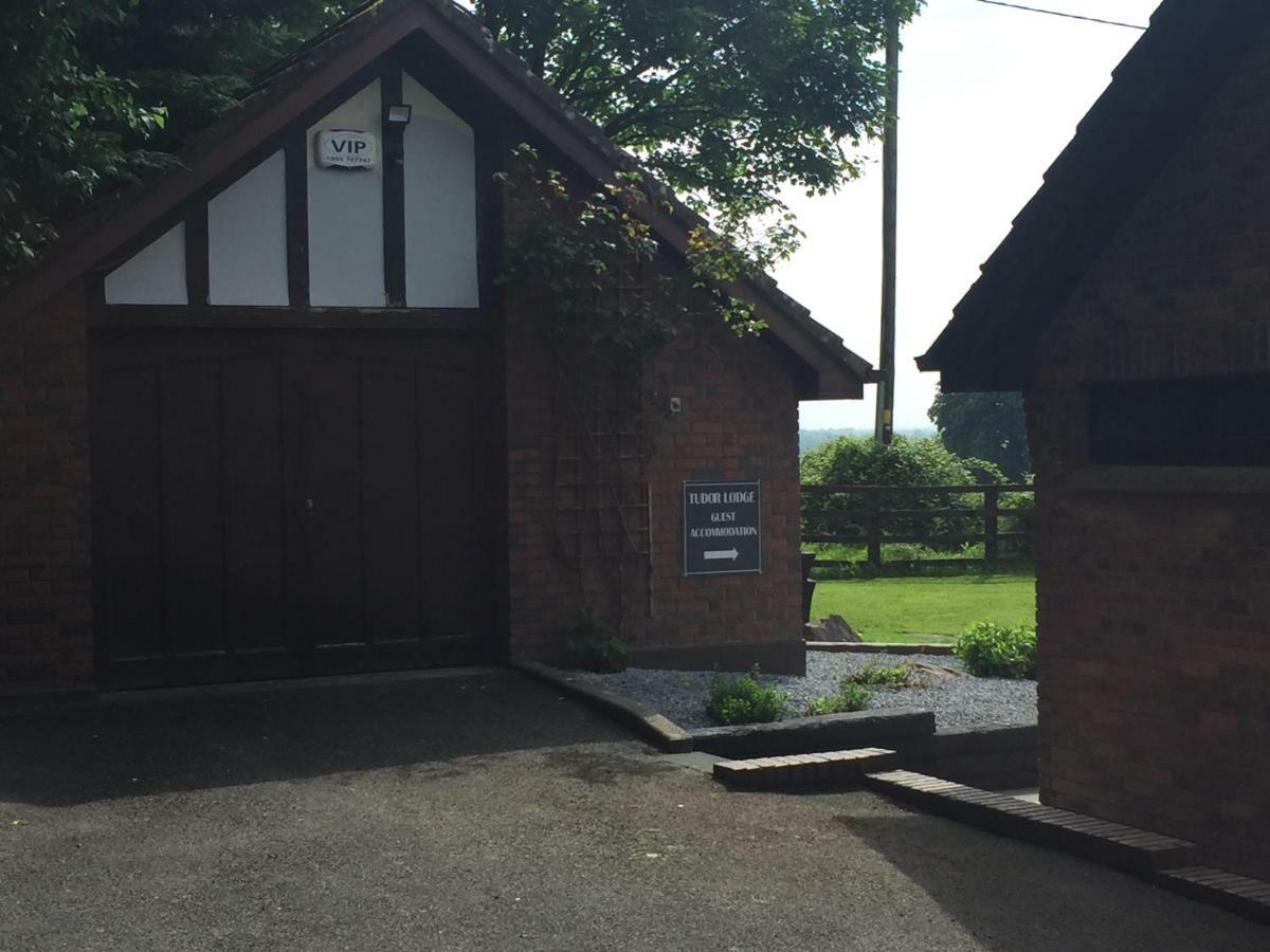 בנראטי Tudor Lodge Guest Accommodation מראה חיצוני תמונה