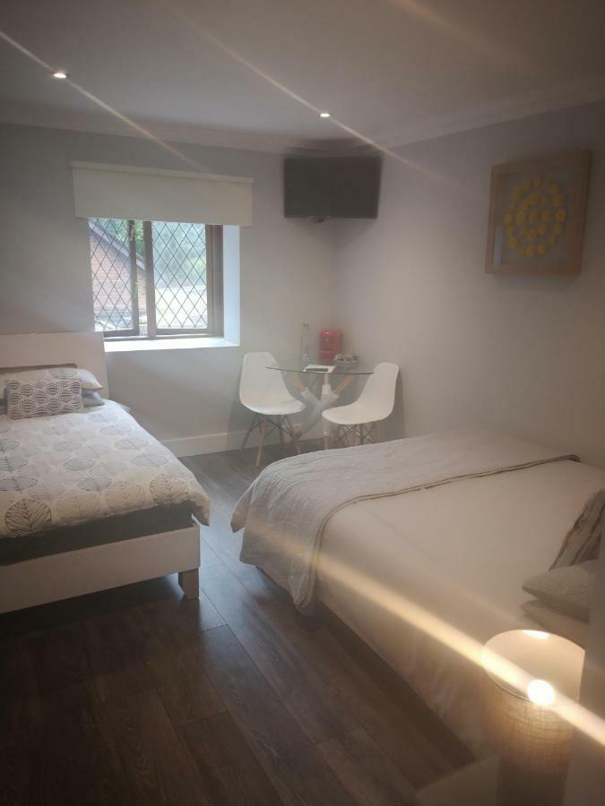בנראטי Tudor Lodge Guest Accommodation מראה חיצוני תמונה